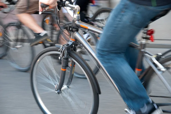 Andar de bicicleta numa cidade — Fotografia de Stock