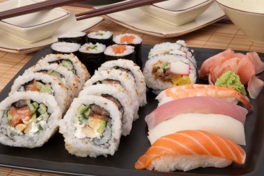 maki Sushi ve zencefil ve wasabi ile servis nigiri