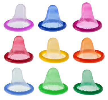 Beyaz arkaplanda izole edilmiş renkli prezervatifler