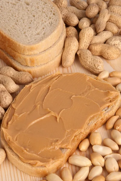 Bread with peanut butter — Stock Photo, Image