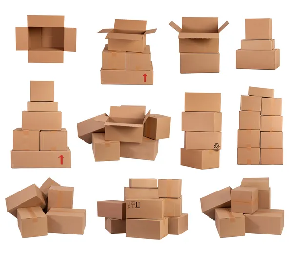 Montones de cajas de cartón aisladas sobre fondo blanco Imagen de archivo