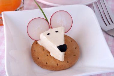bir çocuk bir fare şekil için eğlenceli ve sağlıklı snack