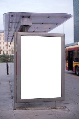 Geceleri otobüs durağındaki boş reklam panosu