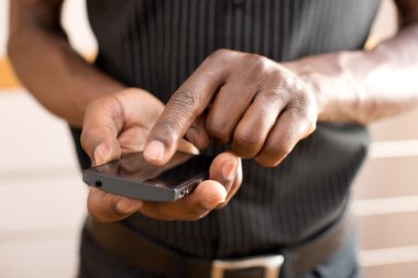 Akıllı telefon kullanan adam.