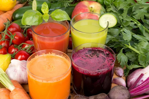 Gemüsesaft, Tomaten, Karotten, Gurken und Rote Bete — Stockfoto