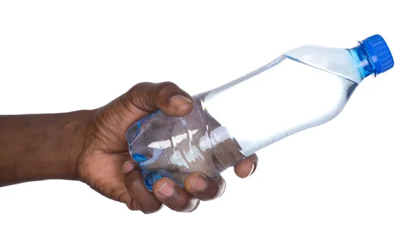 Hombre sosteniendo una botella de agua aislada sobre fondo blanco — Foto de Stock