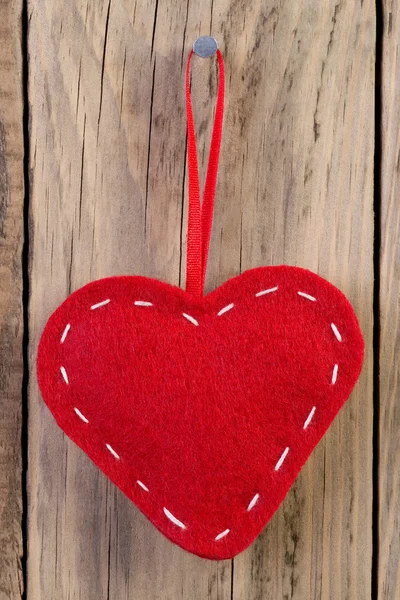 Διακόσμηση καρδιά που κρέμεται σε ξύλινο πλαίσιο心装饰挂木制背景 — 图库照片