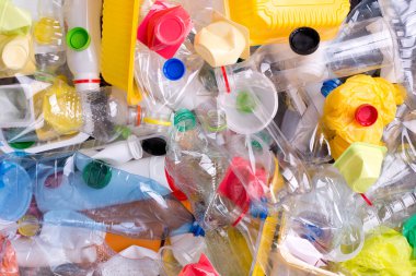 Plastik şişeler ve konteynırlar geri dönüşüm için hazırlandı