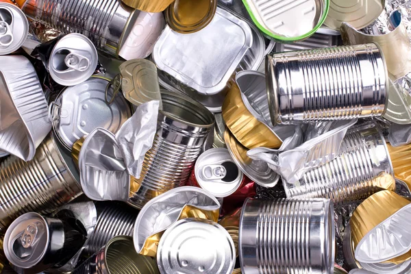Latas y latas de metal preparadas para reciclar Imagen de stock