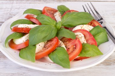 Caprese salatası