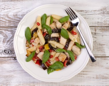 Beyaz tabakta et ve sebze ile makarna