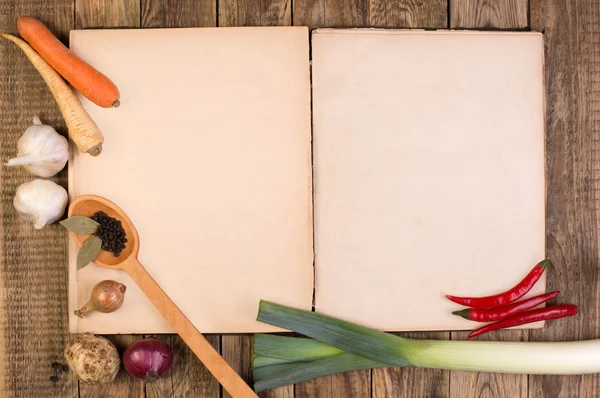 Libro di cucina su sfondo di legno — Foto Stock