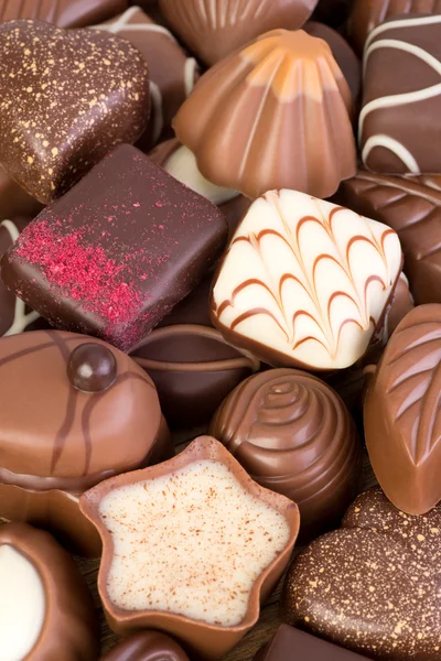 Асортимент шоколадних цукерок. Невелика глибина різкості — стокове фото