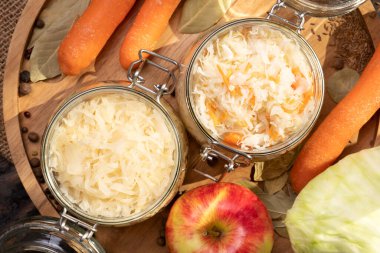 Lahana turşusu, kavanozlarda mayalanmış lahana, sağlıklı probiyotik yiyecekler, üst manzara.