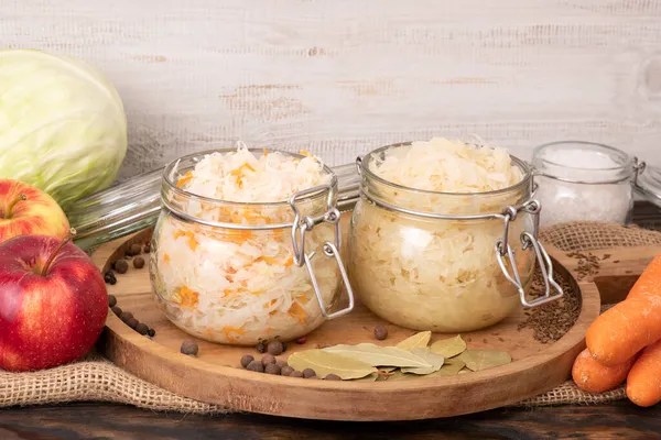 Sauerkraut Kubis Fermentasi Dalam Toples Atas Meja Kayu Makanan Probiotik — Stok Foto