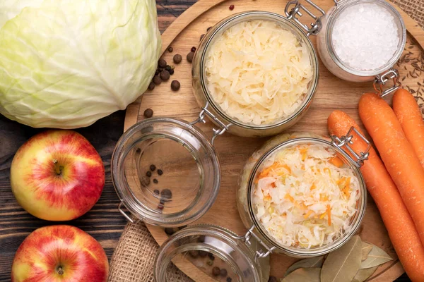 Sauerkraut Fermenterad Kål Burkar Hälsosam Probiotisk Mat Ovanifrån — Stockfoto