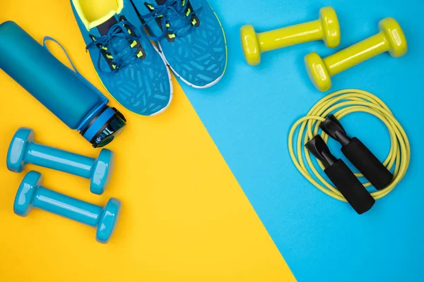 Dambıllar Spor Ayakkabıları Atlama Halatı Mavi Sarı Arka Planda Bir — Stok fotoğraf