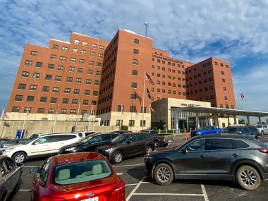 Saint Louis, MO-Eylül 30, 2021, St. Louis Gazi İşleri Müdürlüğü Tıp Merkezi 'nin girişine park edilmiş araba John Cochran Tümen Hastanesi' nin sabah güneşiyle birlikte.