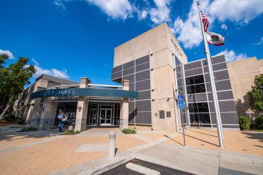 Riverside, CAOct 5, 2021; Minuteman midyesi, UH-1 Huey ve F-105 Thunderchief güneşli bir günde Mart Hava Üssü 'ne kadar March Field Air Museum' un girişinde oturuyorlar..