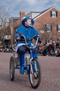 Saint Charles, MO-Aralık 27, 2021; Mtoa Hadithi gibi giyinmiş aktris, Kwanzaa 'nın ruhunu canlandırıyor,.