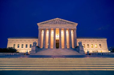 Washington DC 'de gece yarısı aydınlatılan Birleşik Devletler Yüksek Mahkemeleri binası önünde basamaklar ve plazayla