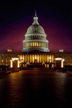 Washington DC 'deki mermer kubbenin ön girişi ve sütunları gece aydınlandı.