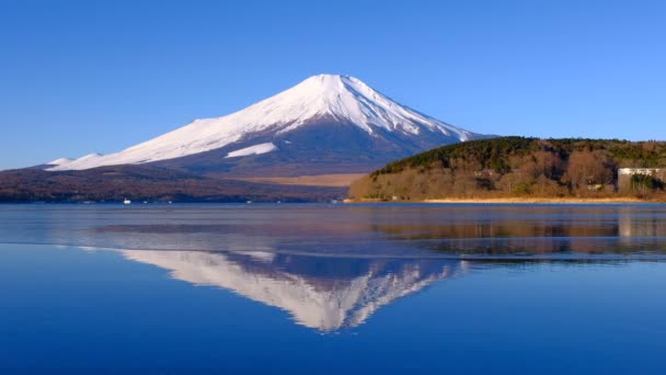 往下走 2022年1月21日清晨从冰冻的山中湖带蓝天的富士 — 图库视频影像