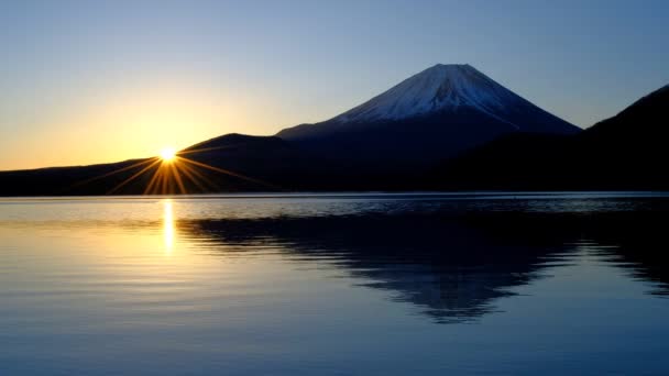太阳升起和山顶 2022年7月2日来自日本莫托湖的富士 — 图库视频影像