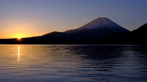太阳升起和山顶 2022年2月22日 来自日本莫托湖的富士 — 图库视频影像