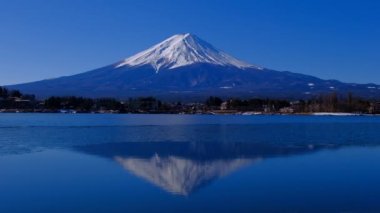 Tepetaklak olmuş. Ubuyagasaki 'den Fuji donmuş Kawaguchi Gölü 02 / 25 / 2022