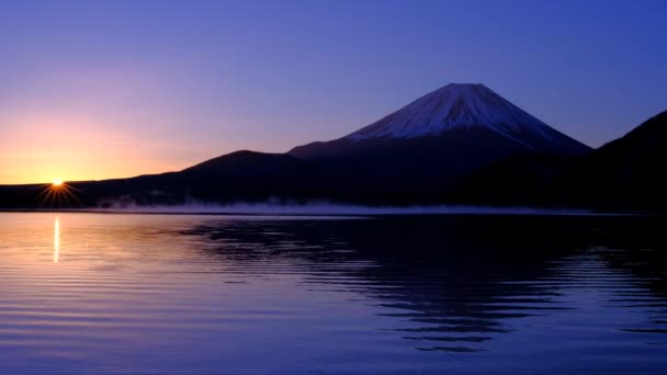 黎明时分从莫托斯湖和莫托斯山升起 Fuji Yamanashi日本2022年2月25日 — 图库视频影像