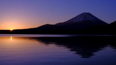 Mt. Fuji ve gün doğumu şafak vakti Motosu Gölü Japonya 02 / 28 / 2022