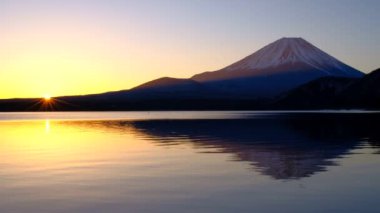 Sunrise ve Mount. Motosu Gölü 'nden Fuji Japonya 02 / 28 / 2022