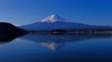 Tepetaklak olmuş. Kawaguchi Gölü 'nden Fuji Japonya 02 / 28 / 2022