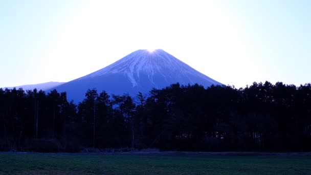 富士宮市朝霧高原よりダイヤモンド富士山2022年3月12日 — ストック動画