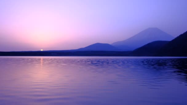 富士山 本栖湖からの春の霞の富士山と日の出 2022 — ストック動画