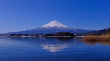 Mt. Kawaguchi Gölü 'ndeki Oishi Park' tan Mavi Gökyüzü Fuji 04 / 05 / 2022