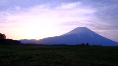 Sunrise ve Mount. Fujinomiya 'daki Asagiri Platosu' ndan Fuji. 04 / 07 / 2022