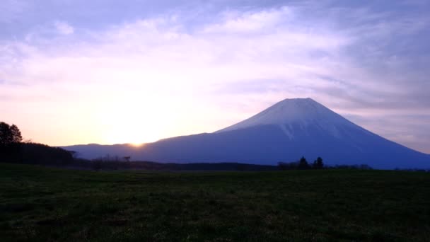 日の出と山 富士宮市朝霧高原からの富士山04 2022 — ストック動画