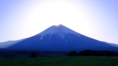 Fujinomiya şehrindeki Asagiri Platosu 'ndan açık mavi gökyüzünde elmas Fuji Dağı. 04 / 08 / 2022