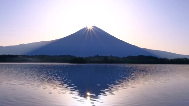 2022年4月25日Fujinomiya市Tanuki湖的双钻山富士 — 图库视频影像