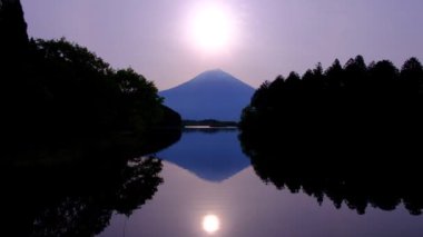 Gün doğumu güneşi ve dağ. Tanuki Gölü 'ndeki gözlem güvertesinden Fuji 05 / 11 / 2022