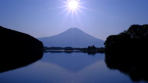 太阳升起来的太阳和山 2022年5月19日 藤井市Tanuki湖富士 — 图库视频影像
