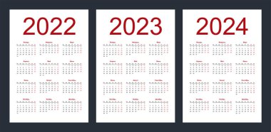 2022, 2023 ve 2024 yıllarının takvim şebekesi. Rus dilinde basit bir dikey şablon. Hafta pazartesiden itibaren başlıyor. Beyaz arkaplanda izole vektör illüstrasyonu.