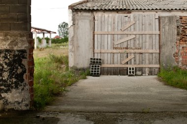 terk edilmiş bir depo