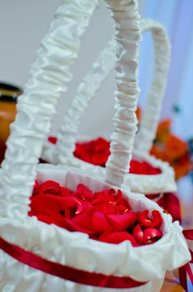 Korb mit Rosenblättern — Stockfoto