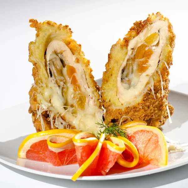 Kip schnitzel met abrikozen en grapefruit — Stockfoto