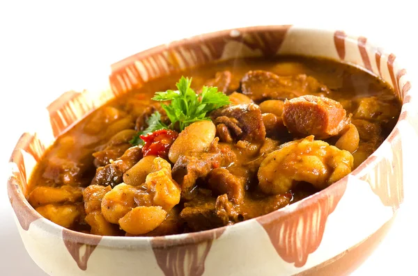 Gulasch im Tontopf — Stockfoto