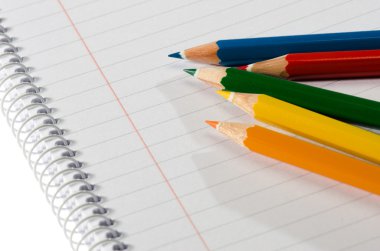 renkli kurşun kalem ve defter