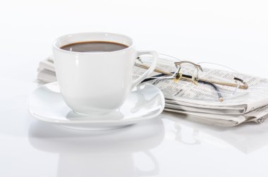 fincan kahve, gazete ve gözlük